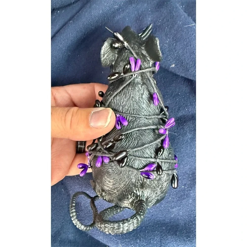 GagGifts Halloween Rat Figurine Wrapped in‎ Purple & Black Garland 6